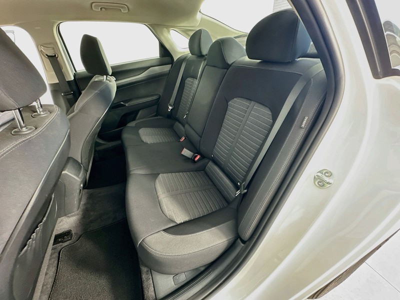 Kia K5 Vehicle Full-screen Gallery Image 24