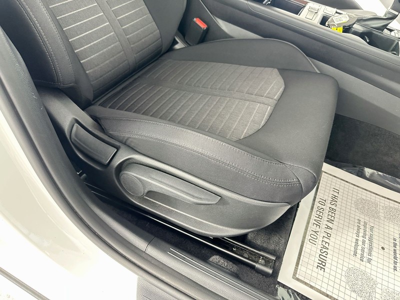 Kia K5 Vehicle Full-screen Gallery Image 25