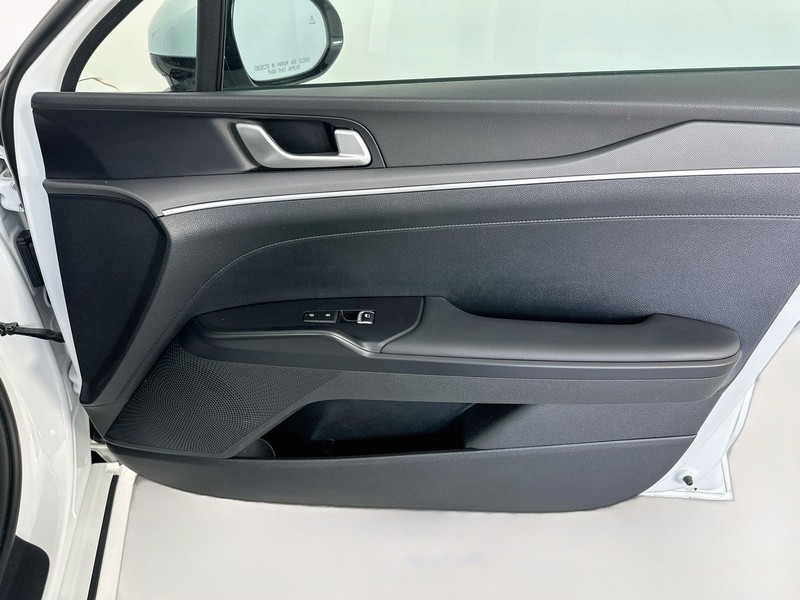 Kia K5 Vehicle Full-screen Gallery Image 27
