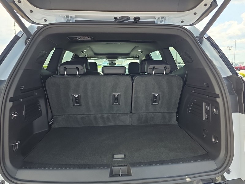 GMC Acadia Vehicle Full-screen Gallery Image 8