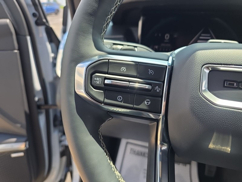 GMC Acadia Vehicle Full-screen Gallery Image 12