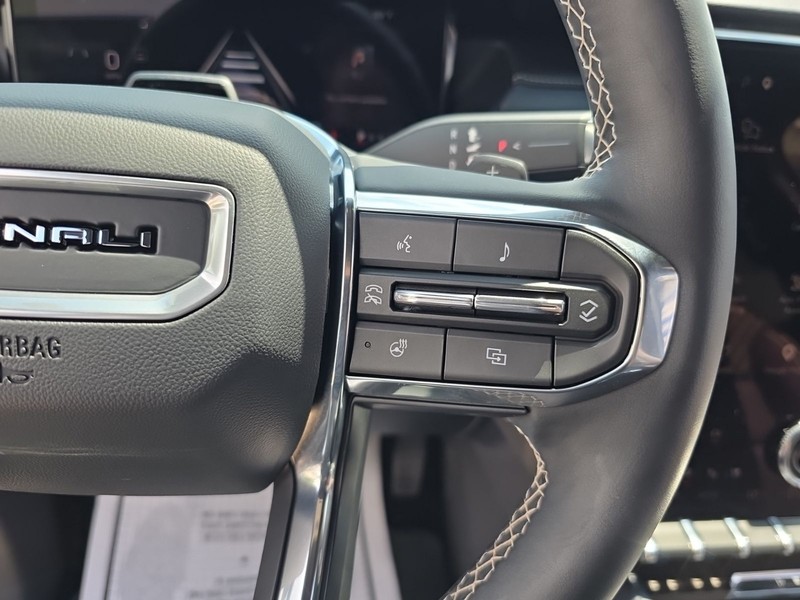 GMC Acadia Vehicle Full-screen Gallery Image 13