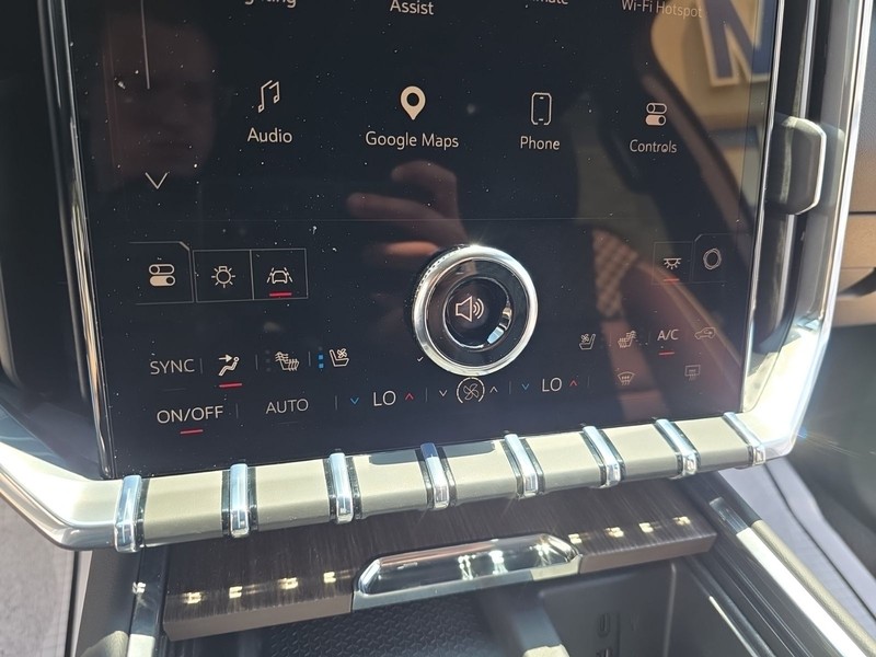 GMC Acadia Vehicle Full-screen Gallery Image 16