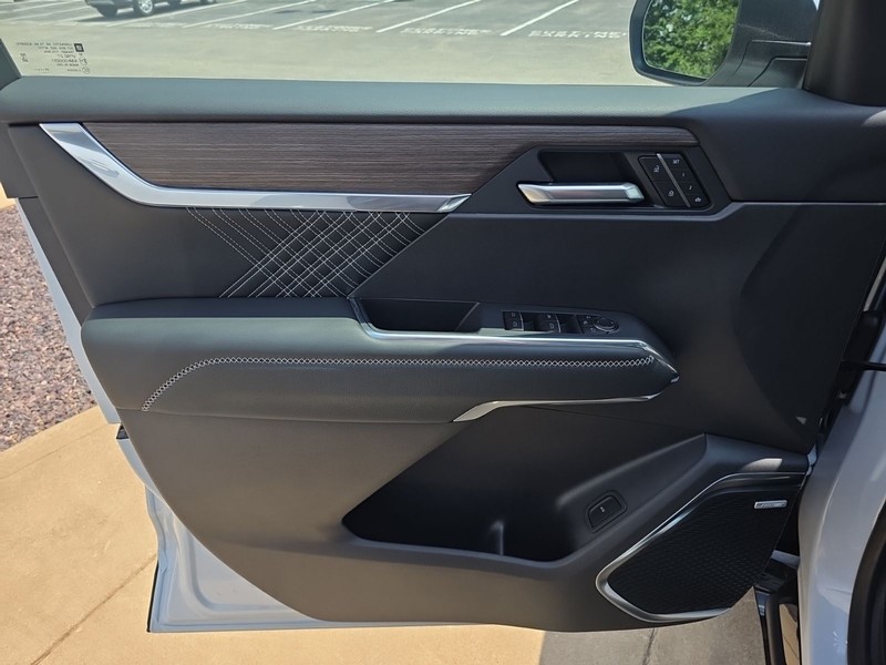 GMC Acadia Vehicle Full-screen Gallery Image 23