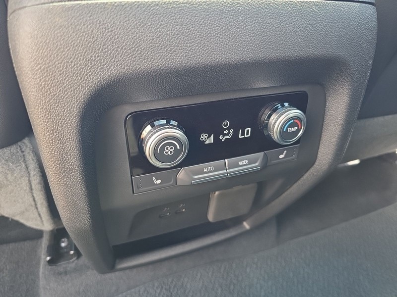 GMC Acadia Vehicle Full-screen Gallery Image 30