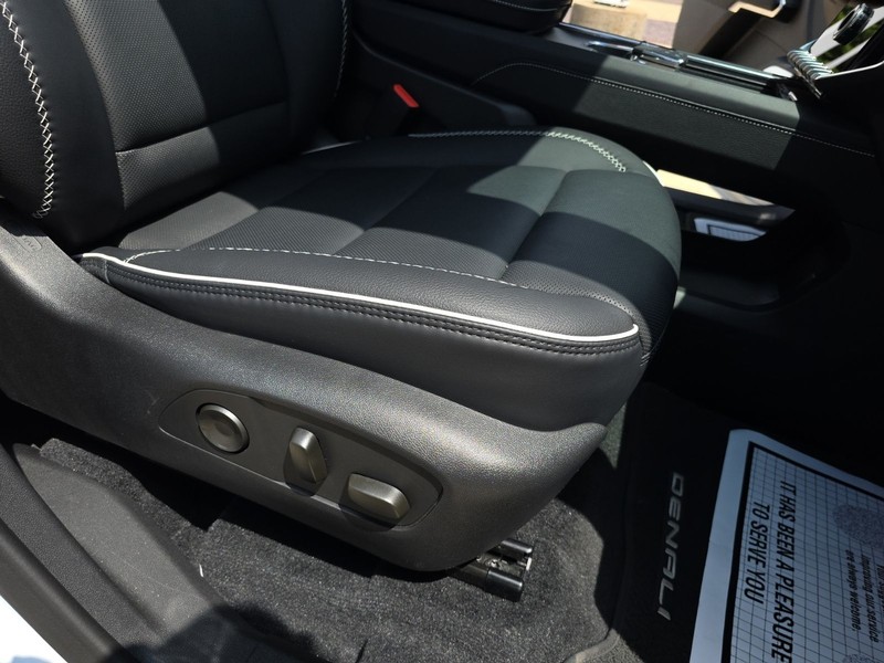 GMC Acadia Vehicle Full-screen Gallery Image 31