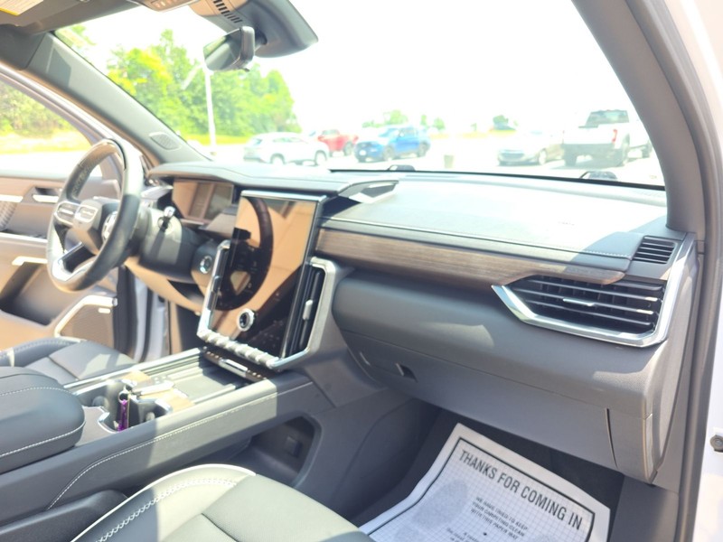 GMC Acadia Vehicle Full-screen Gallery Image 32