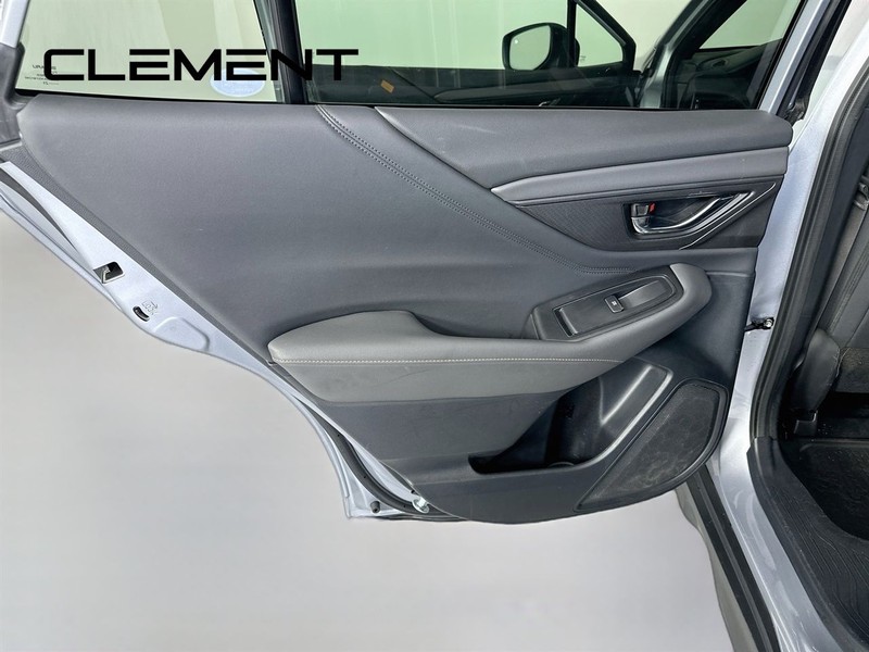 Subaru Outback Vehicle Full-screen Gallery Image 31