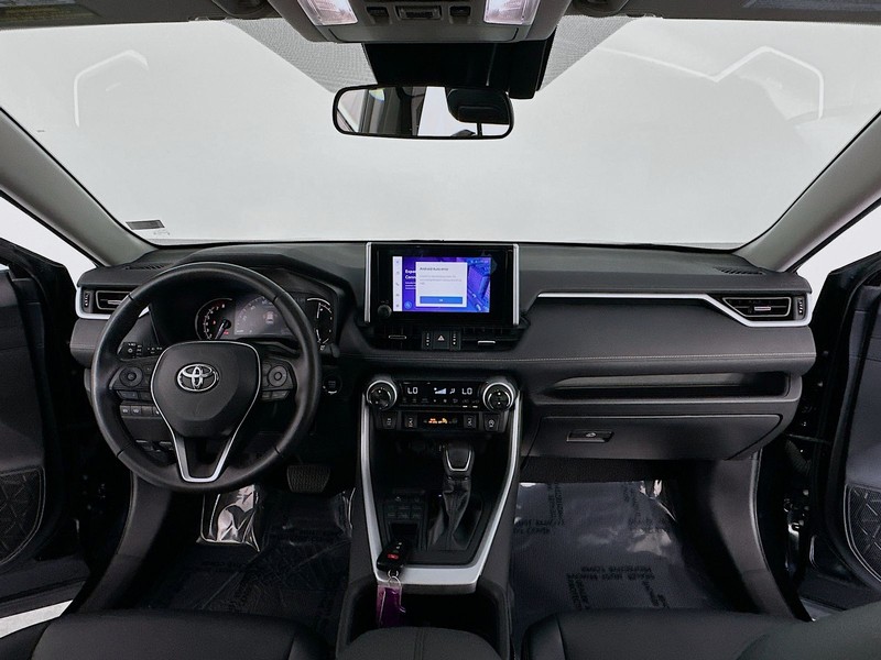 Toyota RAV4 Vehicle Full-screen Gallery Image 9