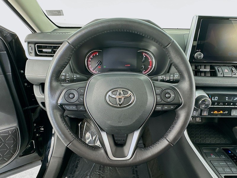 Toyota RAV4 Vehicle Full-screen Gallery Image 11