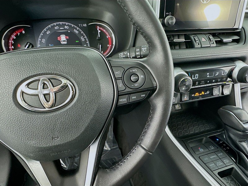 Toyota RAV4 Vehicle Full-screen Gallery Image 13