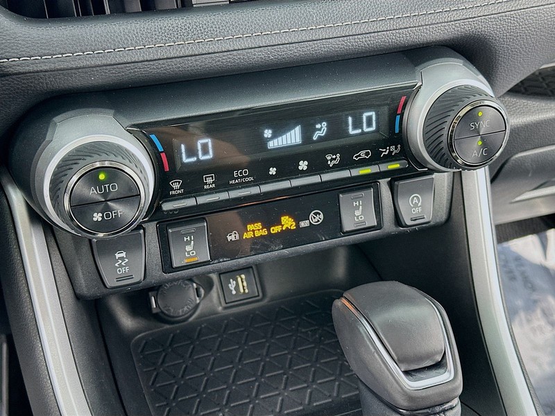 Toyota RAV4 Vehicle Full-screen Gallery Image 17