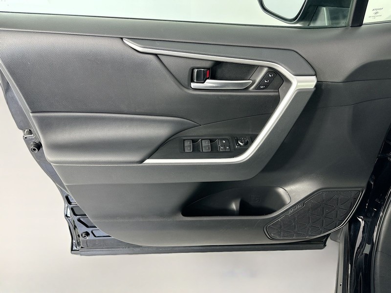 Toyota RAV4 Vehicle Full-screen Gallery Image 22