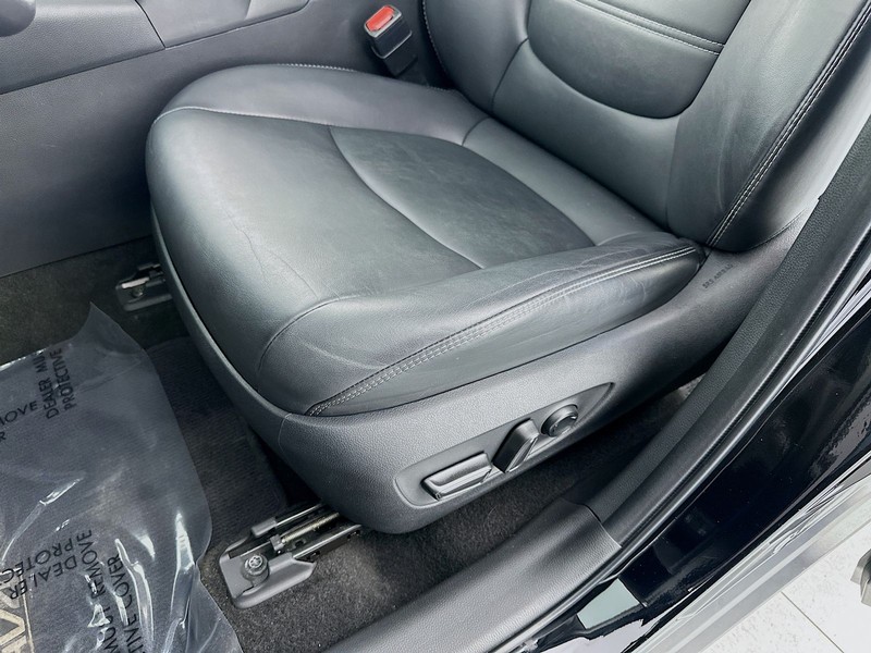 Toyota RAV4 Vehicle Full-screen Gallery Image 23