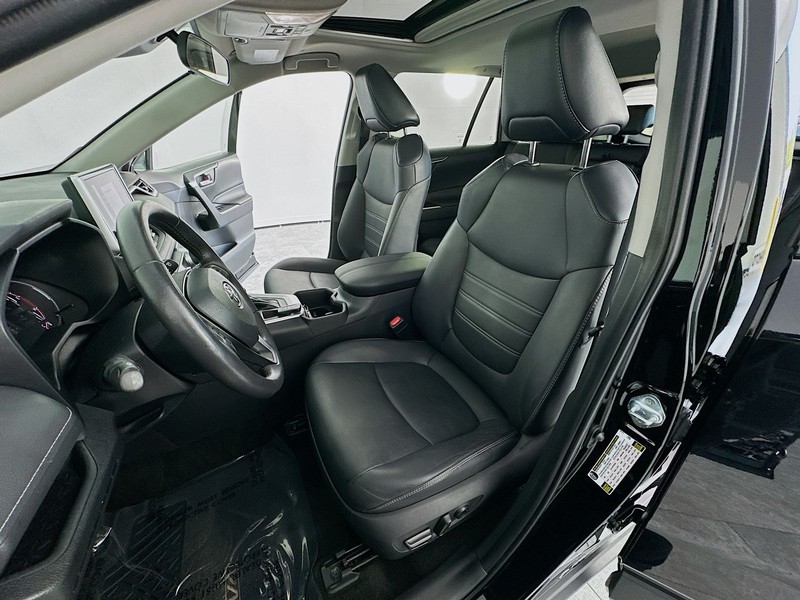 Toyota RAV4 Vehicle Full-screen Gallery Image 24