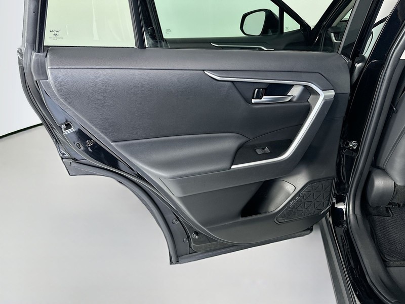Toyota RAV4 Vehicle Full-screen Gallery Image 25