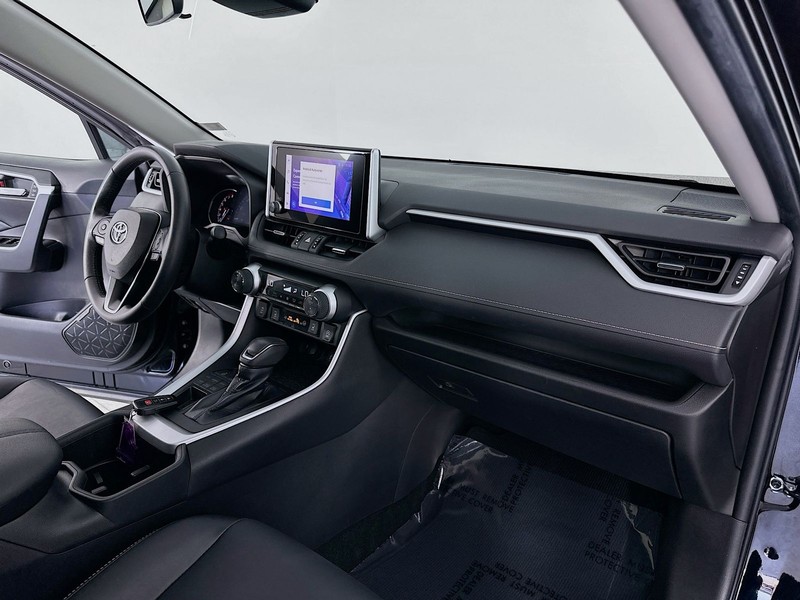 Toyota RAV4 Vehicle Full-screen Gallery Image 28