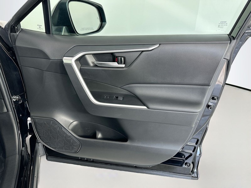 Toyota RAV4 Vehicle Full-screen Gallery Image 29