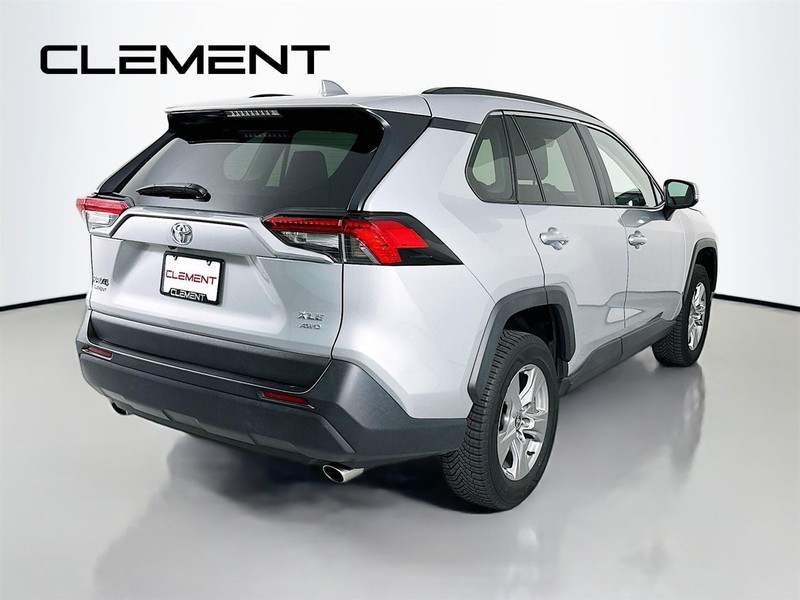 Toyota RAV4 Vehicle Full-screen Gallery Image 7