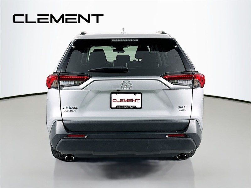 Toyota RAV4 Vehicle Full-screen Gallery Image 8