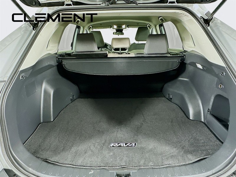 Toyota RAV4 Vehicle Full-screen Gallery Image 11