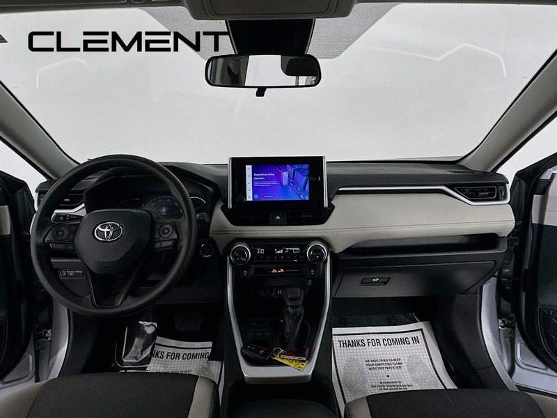 Toyota RAV4 Vehicle Full-screen Gallery Image 12