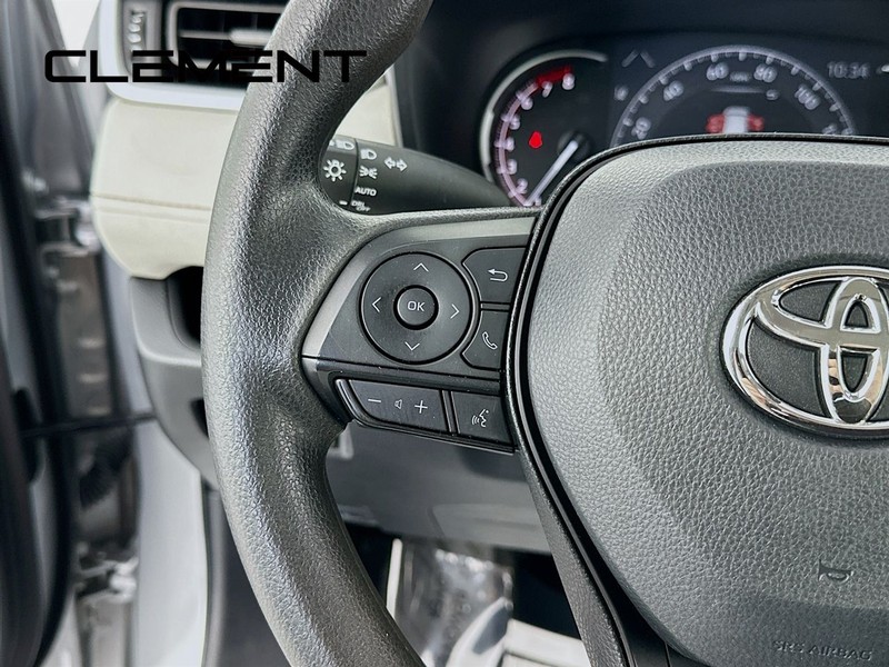 Toyota RAV4 Vehicle Full-screen Gallery Image 16