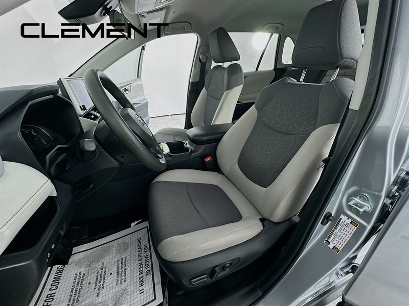 Toyota RAV4 Vehicle Full-screen Gallery Image 28