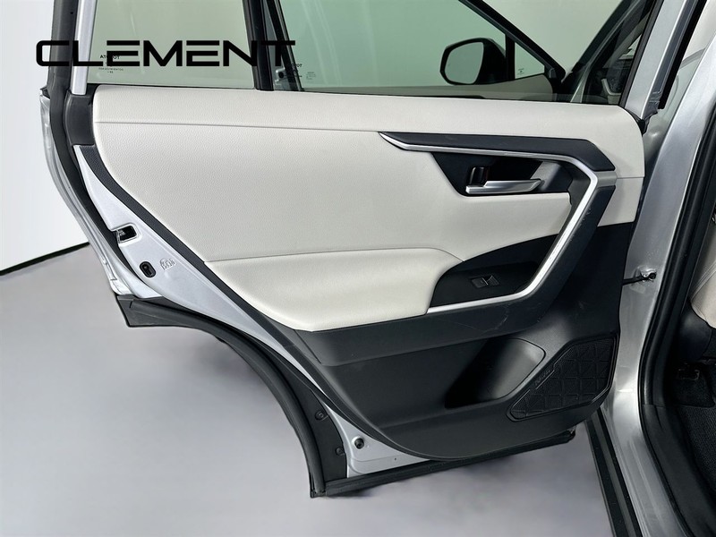 Toyota RAV4 Vehicle Full-screen Gallery Image 29
