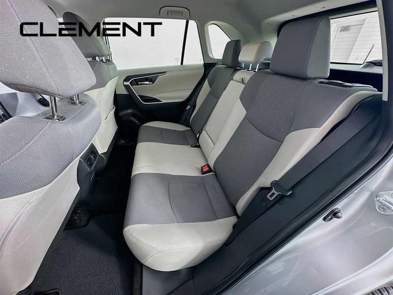 Toyota RAV4 Vehicle Full-screen Gallery Image 30