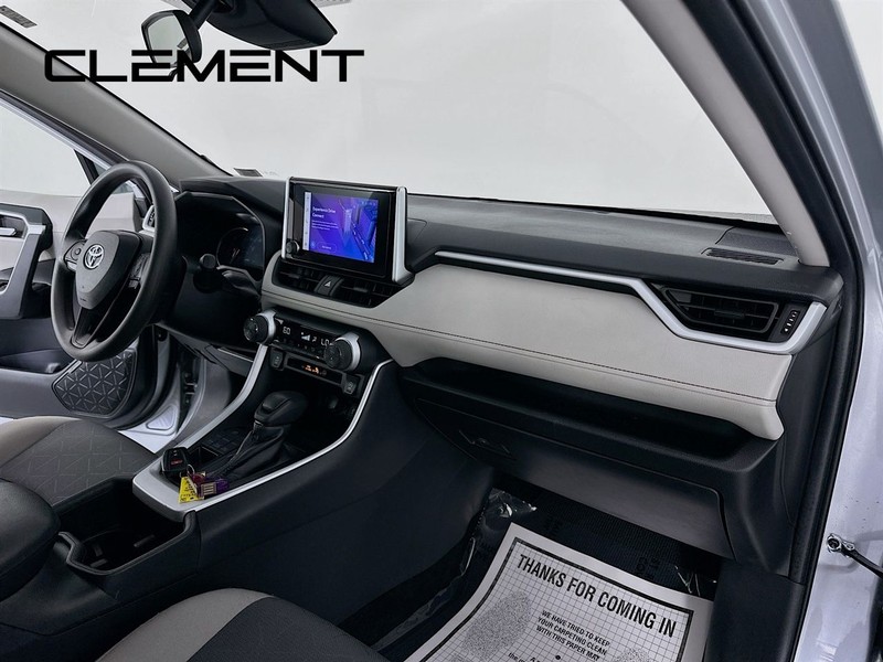 Toyota RAV4 Vehicle Full-screen Gallery Image 32
