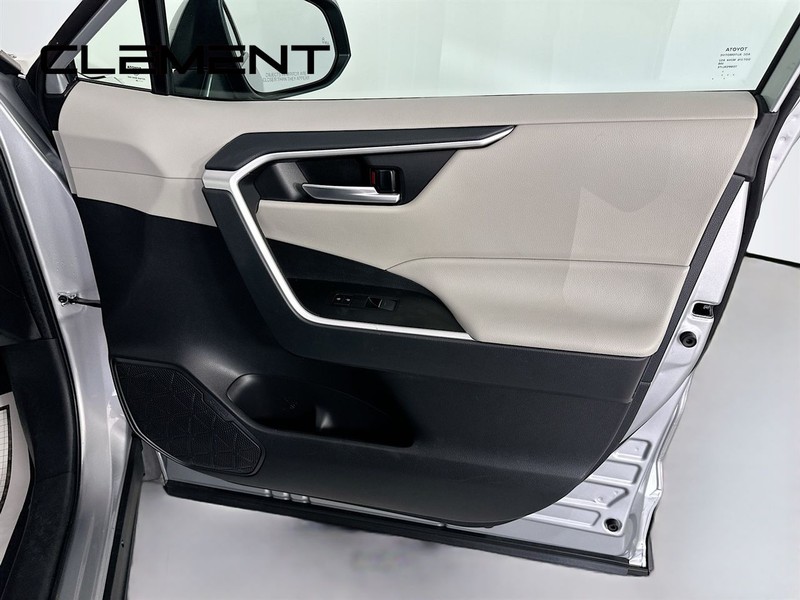 Toyota RAV4 Vehicle Full-screen Gallery Image 33