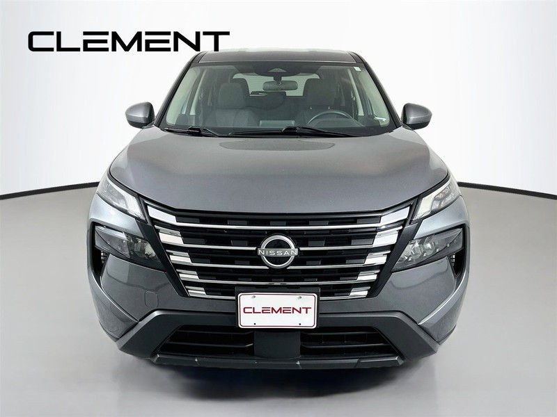 Nissan Rogue Vehicle Full-screen Gallery Image 3