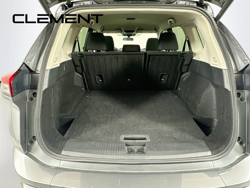 Nissan Rogue Vehicle Full-screen Gallery Image 11