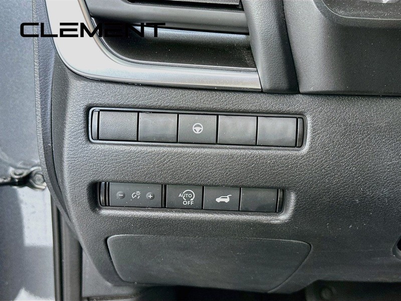 Nissan Rogue Vehicle Full-screen Gallery Image 14