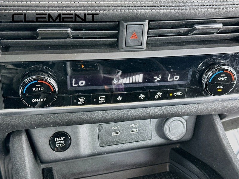 Nissan Rogue Vehicle Full-screen Gallery Image 22