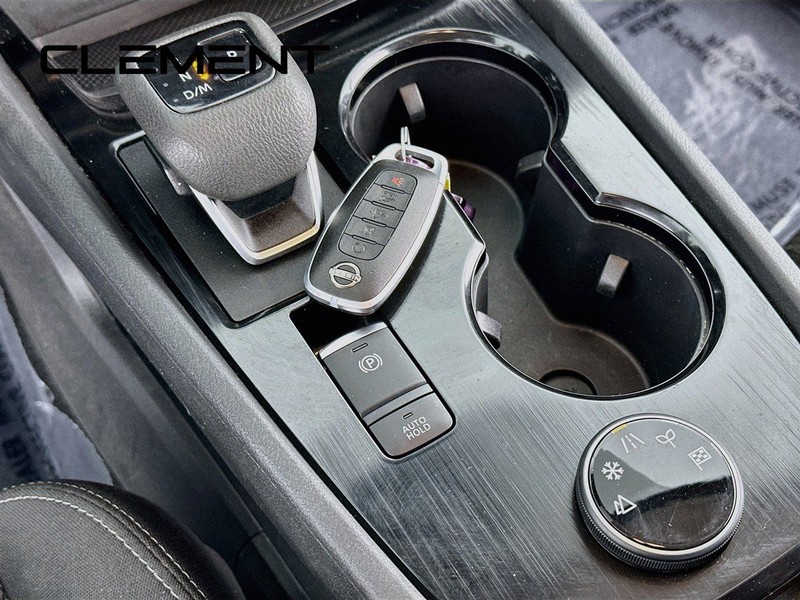Nissan Rogue Vehicle Full-screen Gallery Image 23
