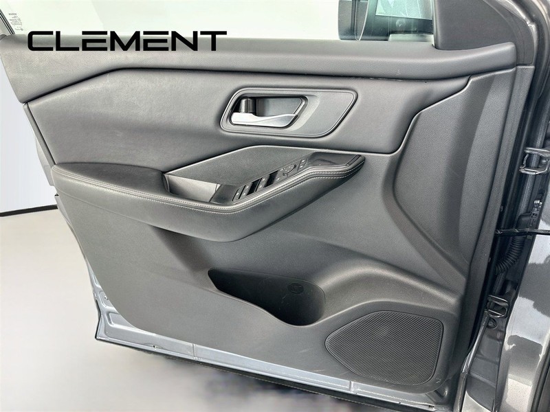Nissan Rogue Vehicle Full-screen Gallery Image 26