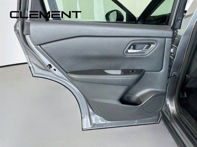 Nissan Rogue Vehicle Full-screen Gallery Image 29