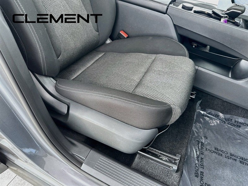 Nissan Rogue Vehicle Full-screen Gallery Image 31