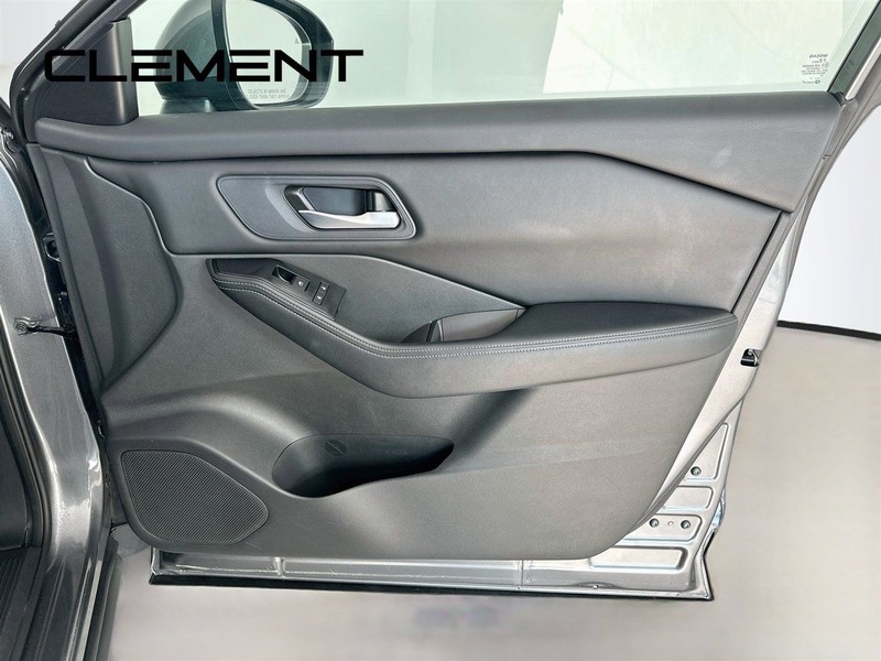 Nissan Rogue Vehicle Full-screen Gallery Image 33