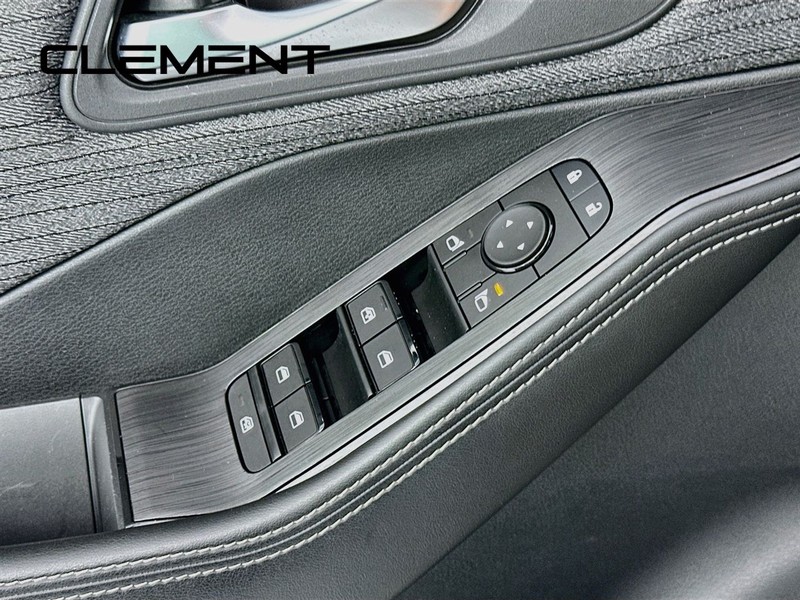 Nissan Rogue Vehicle Full-screen Gallery Image 24