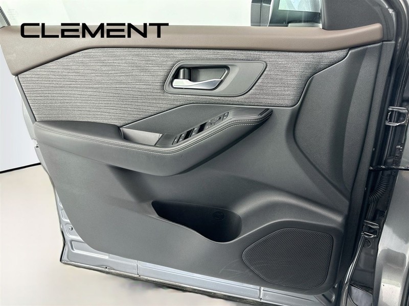 Nissan Rogue Vehicle Full-screen Gallery Image 26