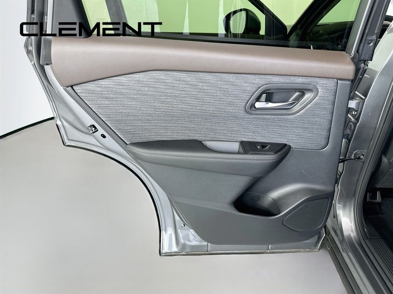 Nissan Rogue Vehicle Full-screen Gallery Image 29