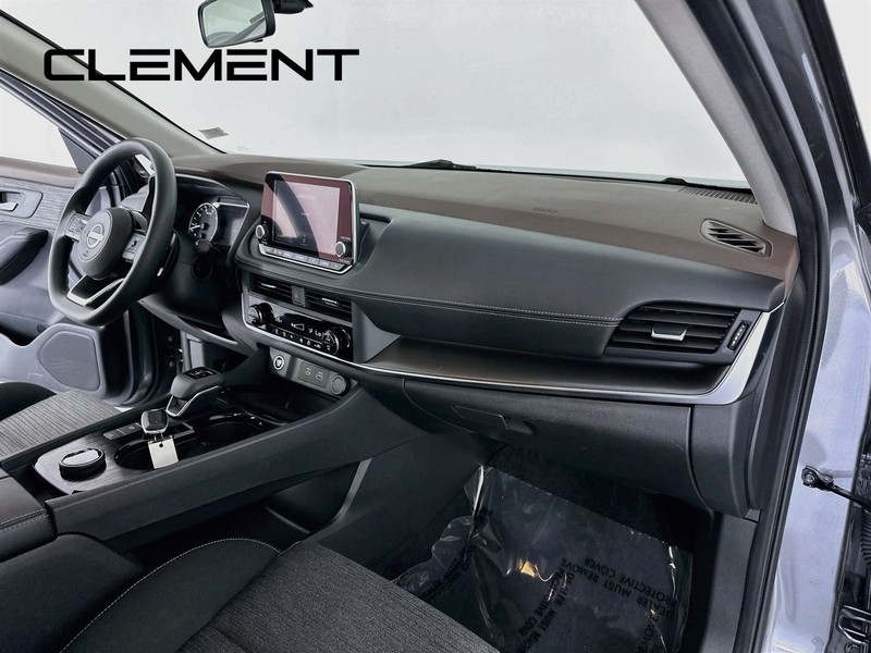 Nissan Rogue Vehicle Full-screen Gallery Image 32