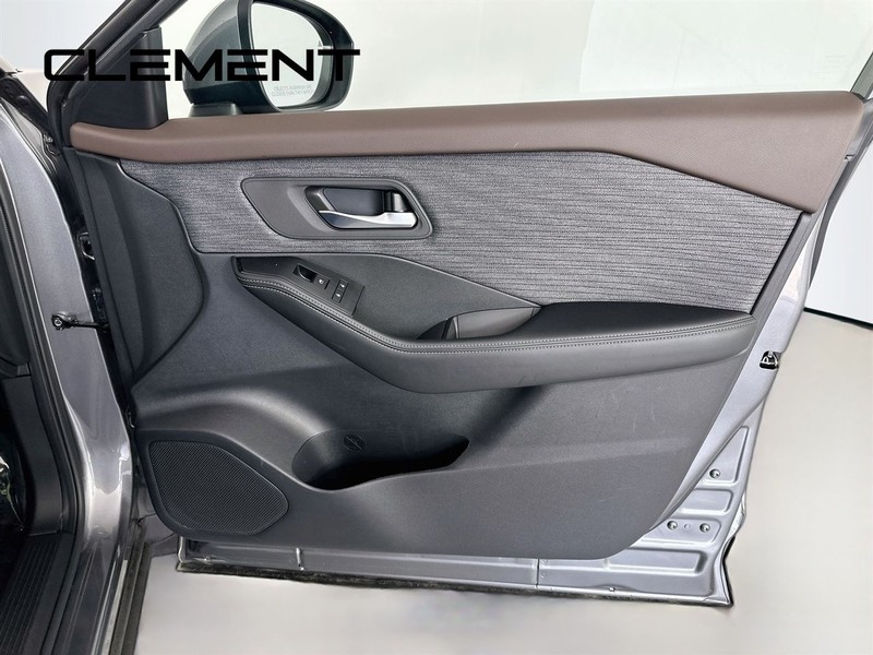 Nissan Rogue Vehicle Full-screen Gallery Image 33