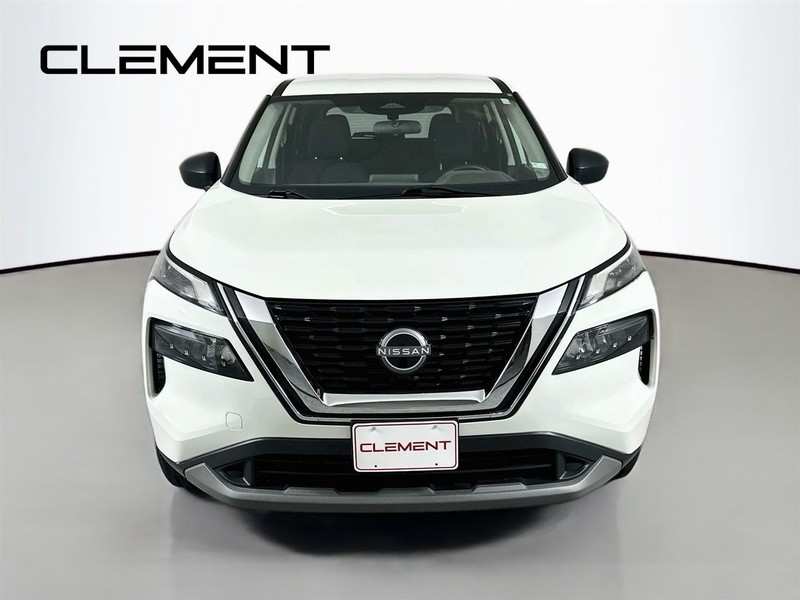 Nissan Rogue Vehicle Full-screen Gallery Image 3