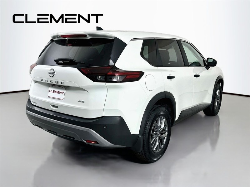 Nissan Rogue Vehicle Full-screen Gallery Image 7