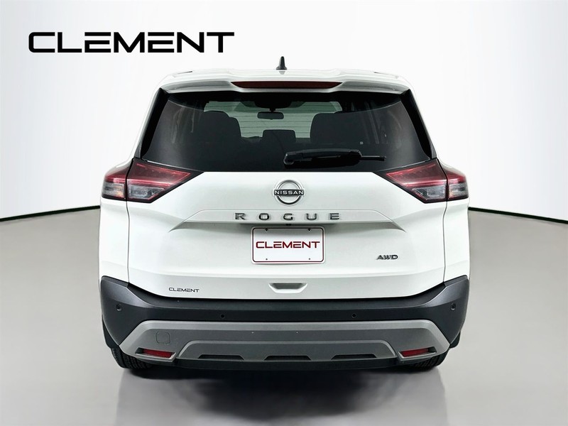 Nissan Rogue Vehicle Full-screen Gallery Image 8