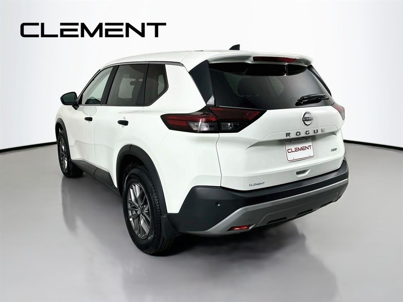 Nissan Rogue Vehicle Full-screen Gallery Image 10